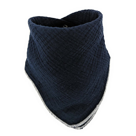Blaues Baby Halstuch mit Druckknopf auf weißem Hintergrund