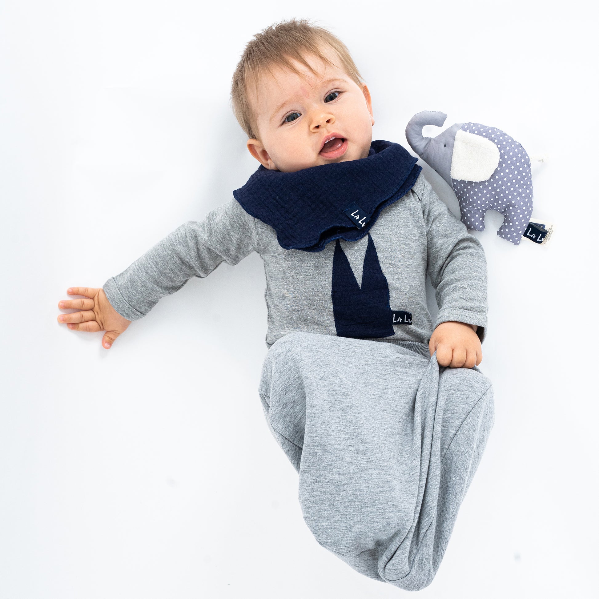Baby mit Bio-Baumwoll-Body in Pastellfarben mit Dom