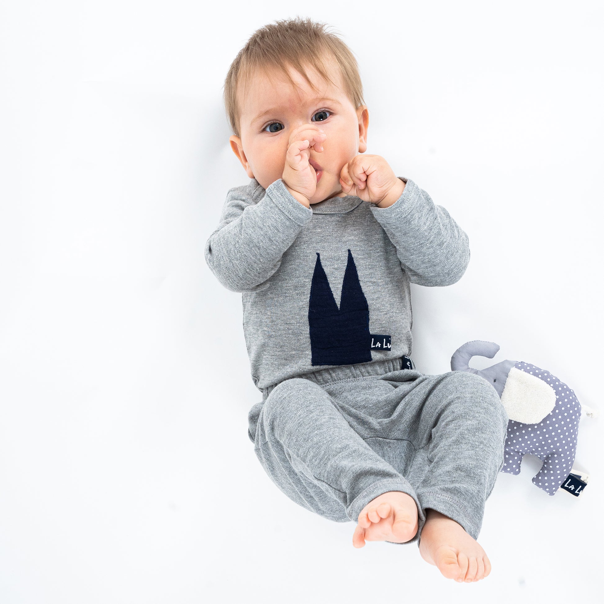 Baby mit Bio-Baumwoll-Strampler in Pastellfarben 